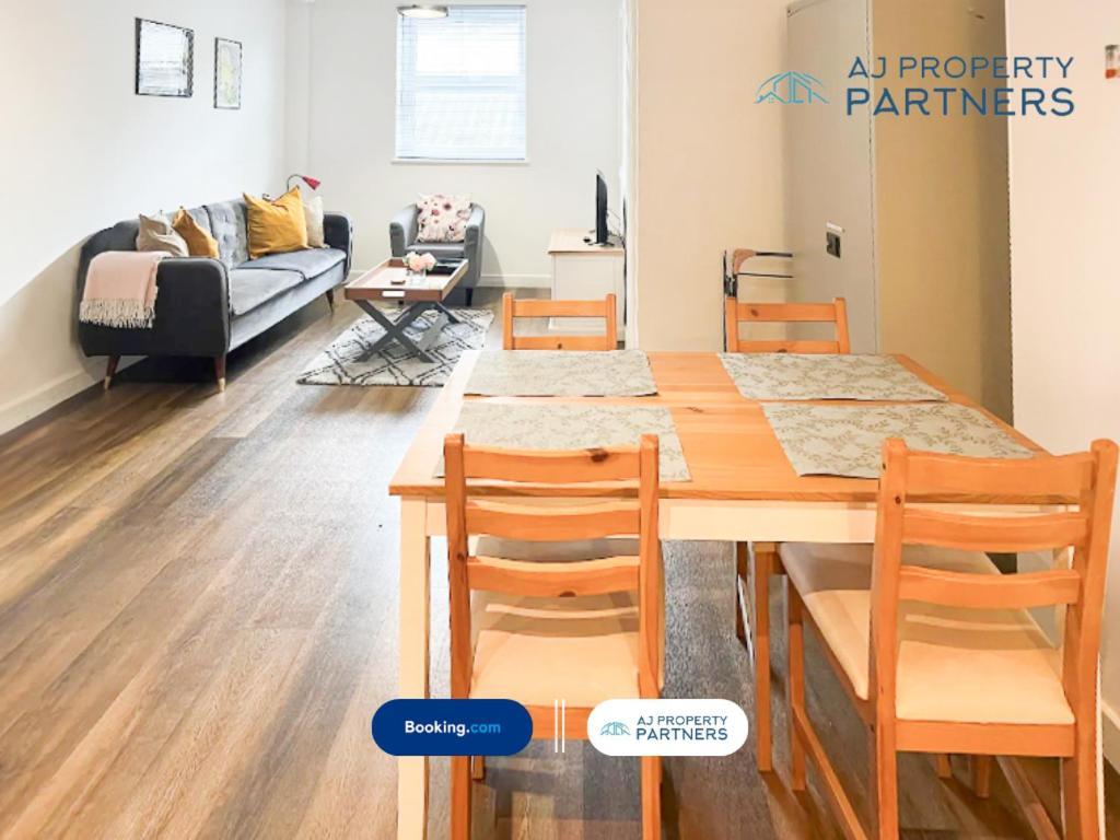 Premium Offer L Last-Minute Escape L Aj Properties L High Street Cheltenham L Parking L Ideal For Short Or Long Stays - Town Centre Apartment, 4 Beds, 1 Bathroom Exterior photo
