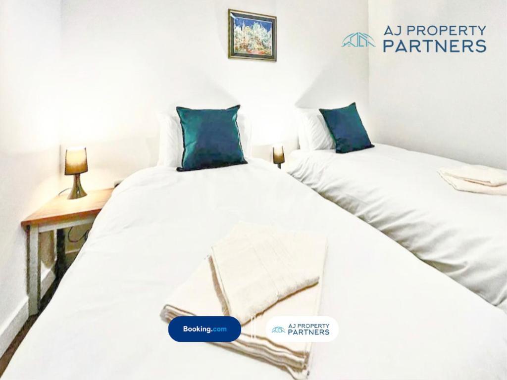 Premium Offer L Last-Minute Escape L Aj Properties L High Street Cheltenham L Parking L Ideal For Short Or Long Stays - Town Centre Apartment, 4 Beds, 1 Bathroom Exterior photo