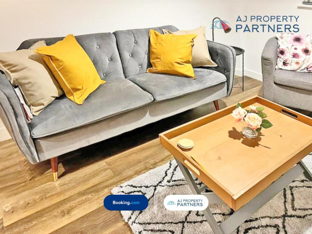 Premium Offer L Last-Minute Escape L Aj Properties L High Street Cheltenham L Parking L Ideal For Short Or Long Stays - Town Centre Apartment, 4 Beds, 1 Bathroom Exterior photo