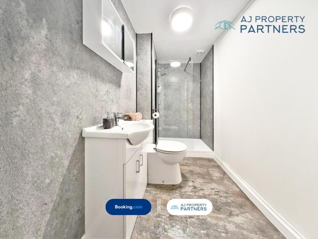Premium Offer L Last-Minute Escape L Aj Properties L High Street Cheltenham L Parking L Ideal For Short Or Long Stays - Town Centre Apartment, 4 Beds, 1 Bathroom Exterior photo