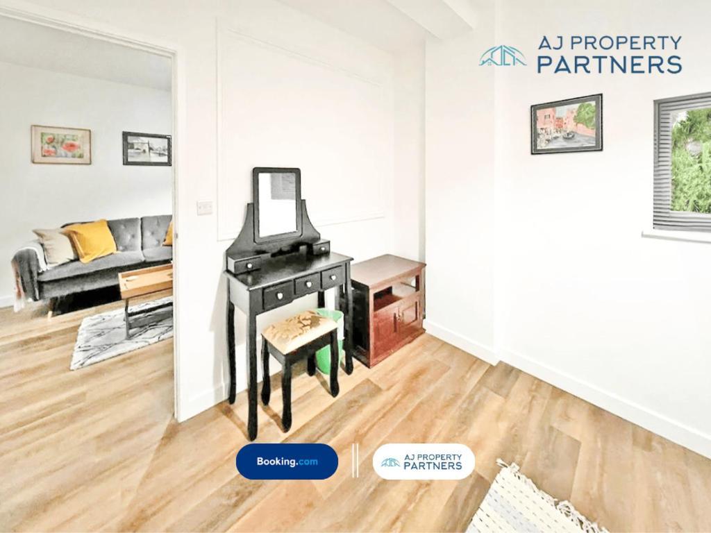 Premium Offer L Last-Minute Escape L Aj Properties L High Street Cheltenham L Parking L Ideal For Short Or Long Stays - Town Centre Apartment, 4 Beds, 1 Bathroom Exterior photo
