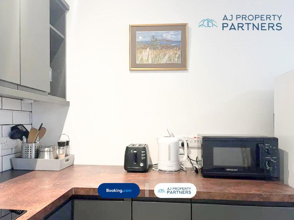 Premium Offer L Last-Minute Escape L Aj Properties L High Street Cheltenham L Parking L Ideal For Short Or Long Stays - Town Centre Apartment, 4 Beds, 1 Bathroom Exterior photo
